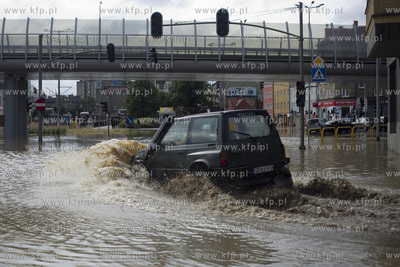 Zalane po intesywnych opadach deszczu skrzyżowanie...