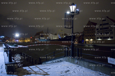 Gdańsk. Wysoki woziom wód Motławy, który jest efektem...