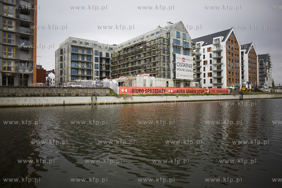 Gdańsk. Dolne Miasto. Apartamenty Aura wzdłuż rzeki...