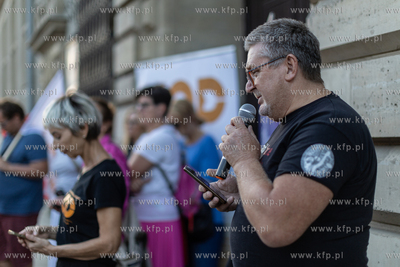 Manifestacja pod hasłem "Bo nie sprzedaje się praworządności"...