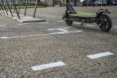 Parking dla hulajnóg na Podwalu Staromiejskim w Gdańsku....