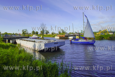Most pontonowy z lat 70 XX w. w Nowakowie na rzece...