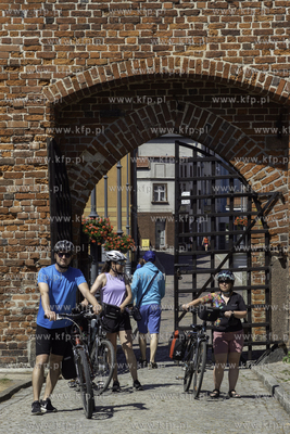 Zamek krzyżacki w Sztumie. Nz. turyści rowerowi 10.06.2023...