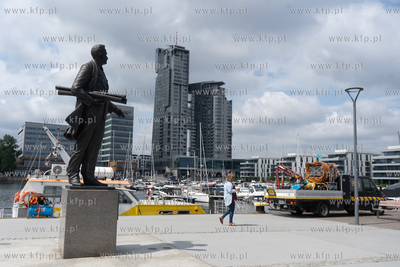 Gdynia. Marina przy Porcie Dalmor. Nz. pomnik inżyniera...