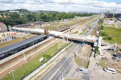 Nowa kładka dla pieszych nad przystankiem SKM Gdańsk...