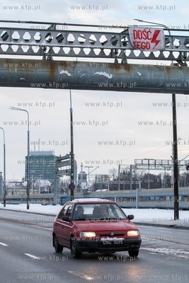 Gdańsk, ul. Marynarki Polskiej.  Na konstrukcji magistrali...