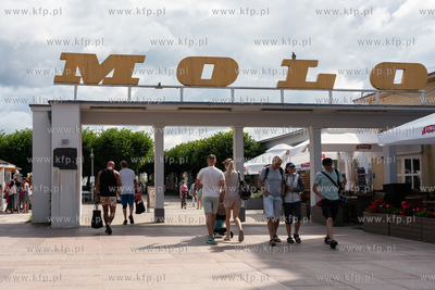 Sopot. Napis Molo nad wejściem na Skwer Kuracyjny...