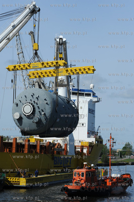 Port w Gdansku. Przeladunek elementu urzadzenia do...