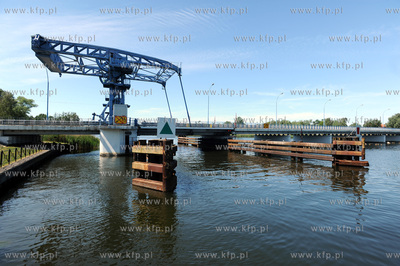 Dziwnow. Drogowy most zwodzony na rzece Dziwnie laczacy...