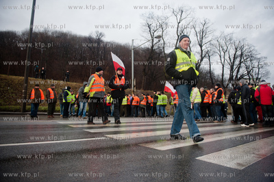 Gdansk. Trakt Sw. Wojciecha. Rybacy blokujac przejscie...