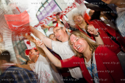 Gdansk. Dlugi Targ. Sympatycy Polskiej reprezentacji...