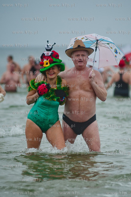 Gdansk. Plaza w Jelitkowie. Noworoczna zimowa kapiel...