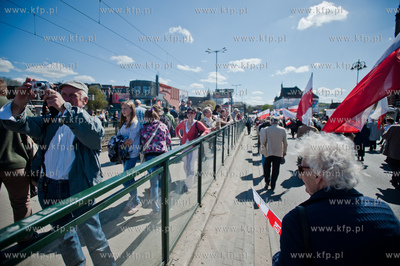 Gdansk. Manifestacja sympatykow Prawa i Sprawiedliwosci...