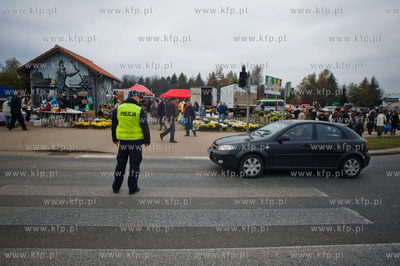 Gdansk. Swieto Zmarlych. Nz policjanci kierujacy ruchem...