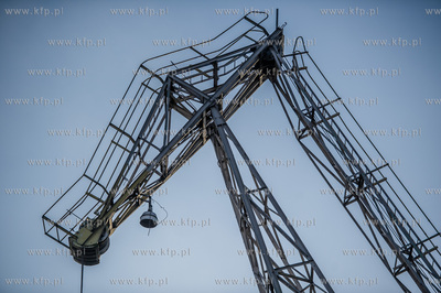 Gdansk. Tereny bylej Stoczni Gdansk. Wyburzenie budynku...