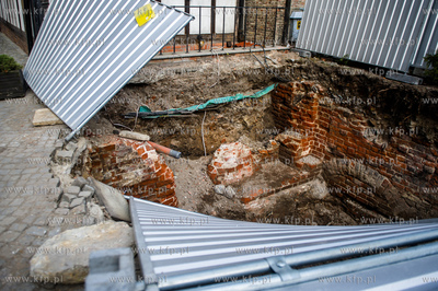 Gdansk. Przewrocone ogrodzenie, odslaniajace wykop...
