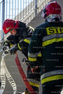 Gdansk. Cwiczenia Strazy Pozarnej na nowo budowanym...