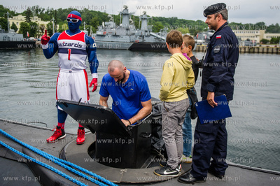 Koszykarz Marcin Gortat odwiedza Port Wojenny w Gdyni...