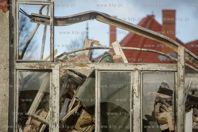 Gdansk. Rozbiorka budynku dawnej przychodni przy ulicy...