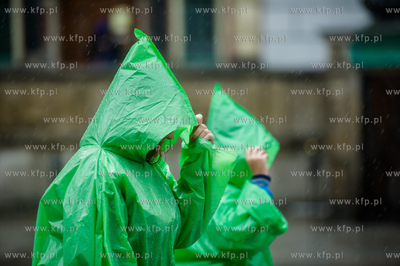 Gdańsk. Długi Targ. Intensywne opady deszczu i silne...