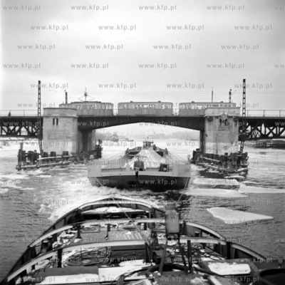 Barka przeplywa pod Mostem Siennickim na Martwej Wisle...