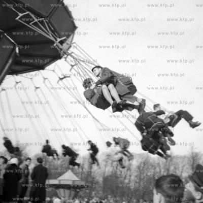 Karuzela w wesolym miesteczku.  1960 0006396z Fot....