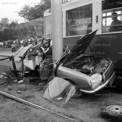 Zderzenie tramwaju lini 11 z samochodem na Wałach...