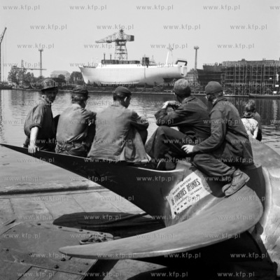 Stoczniowcy przygldają się wodowaniu w Stoczni Gdańskiej...