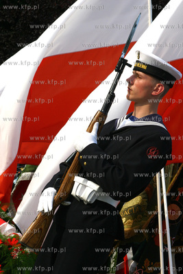 Zlozenie kwiatow i wiencow na plycie Marynarza Polskiego...