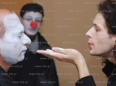 Grupa mlodych Palestynczykow bioraca udzial w programie...