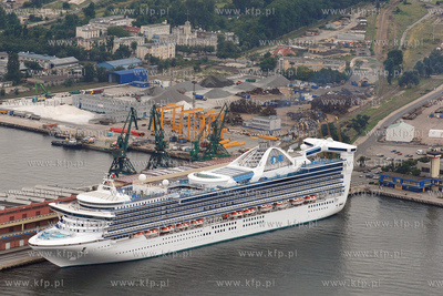 Gdynia z lotu ptaka. Nz. Wycieczkowiec STAR PRINCES...