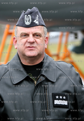 Krolewo Malborskie. Pozegnanie PKW Orlik 2. Nz. Dowodca...