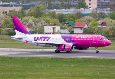 Gdansk, Rebiechowo. Nz. Airbus A320-232 linii WizzAir.
04.05.2009
fot....