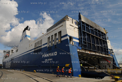 Gdynia. Do nabrzeza w Baltyckim Terminalu Kontenerowym...