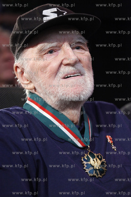Uroczyste wreczenie Frankowi Walickiemu (nz) Zlotego...