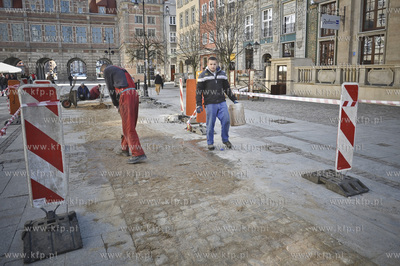 Remont plyt marmurowych na ulicy Dlugi Targ niedaleko...