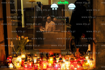 Warszawa. Trwa zaloba narodowa po katastrofie prezydenckiego...