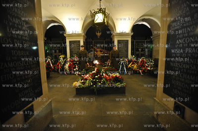 Zaloba naradowa w Warszawie. Nz. Grob Nieznanego Zolnierza...