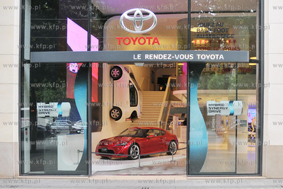 Salony samochodowe na Polach Elizejskich (Champs Elysee...