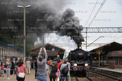 Pociag "Heweliusz", prowadzony przez parowoz z wolsztynskiej...