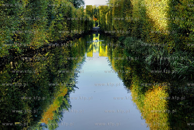 Gdansk Oliwa Park. Fragment parku z basenem parkowym....