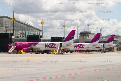 Gdansk, Rebiechowo. Nz. Airbus 320 linii WizzAir przed...