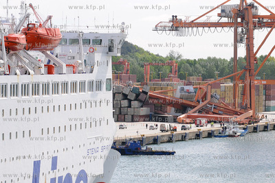 Przystan promowa Stena Line w Gdyni. Wychodzacy w podroz...