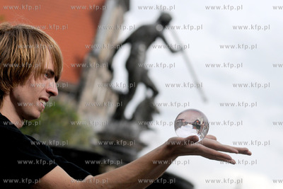 Pokaz zonglerki artystycznej w wykonaniu Krzysztofa...