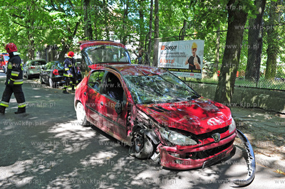 Sopot. Ul. Sepia. Wypadek samochodu Peugeot 206.  Samochod...