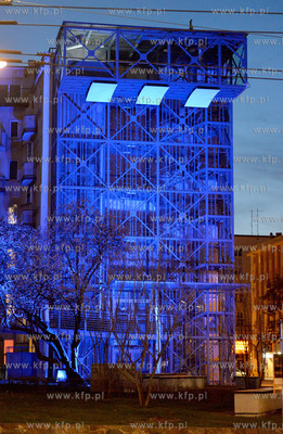 Ogolnoswiatowa akcja Na niebiesko dla autyzmu. Nz podswietlony...