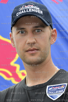 Pilot Lukasz Czepiela wystaruje w klacie Challenger...