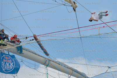 25 metrow nad pokladem Daru Mlodziezy zacumowanym przy...