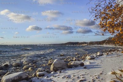 Gdynia. Kamienista plaża w Orłowie w oddali molo....