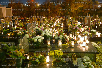 W zaduszkowy wieczór na cmentarzu parafialnym w Gdyni...